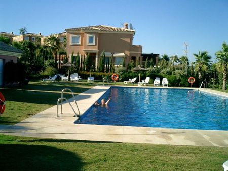 3 room luxury House for rent in Alcaidesa, Spain - Photo 4