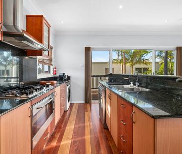 Spacious, furnished family home with modern amenities and utilities... - Photo 5