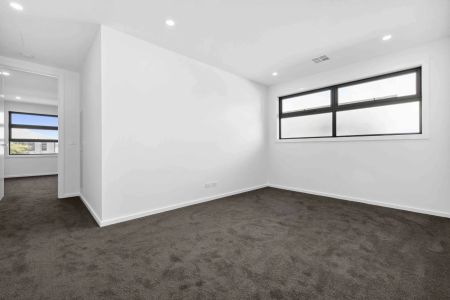 BEAUTIFUL FAMILY TOWNHOUSE IN PRIZED LOCALE! - Photo 2