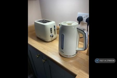 1 bedroom in a house share to rent - Photo 2