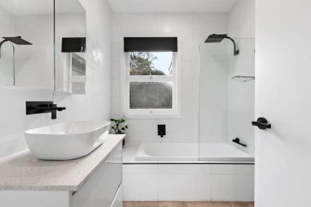 “Chic Modern Living in the Frankston High School Zone” - Photo 5