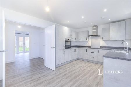 3 bedroom semi-detached house to rent - Photo 4
