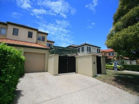 Beautifully Presented 3 Bedroom, Air Conditioned Townhouse - Photo 4
