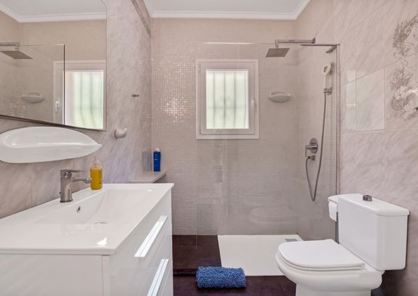 Villa for rent in Cumbre del Sol with 5 bedrooms