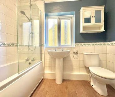 Upper Weybourne Lane, Farnham, Surrey, GU9 - Photo 2