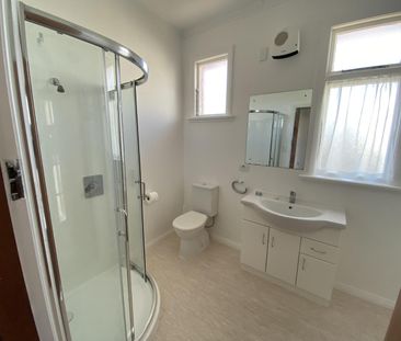 Family-Friendly 3-Bedroom House, Easy-Care Section - Photo 6