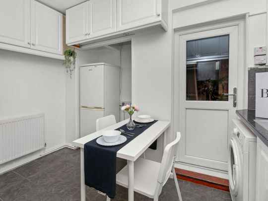 Stylish East London Room – Great Transport Links ✨ Room B - Photo 1