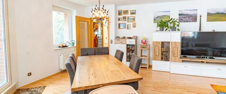 Zentral wohnen über mehrere Ebenen! Zwei Balkone und viel Platz! - Foto 1