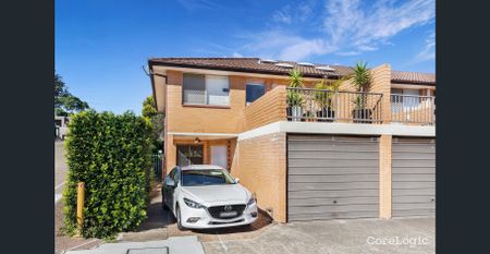 Three Bedroom Townhouse with Garage and Courtyard - Photo 4
