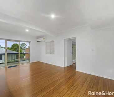 Spacious, Air-conditioned Tri Level Townhouse in a Quiet Taringa St... - Photo 2