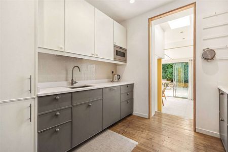 A Grade II Listed three bedroom terraced house with off street parking and set behind gates. - Photo 4