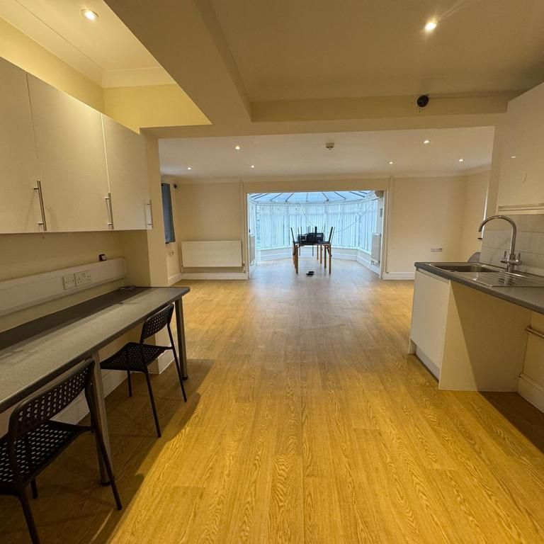 1 bedroom in a house share to rent - Photo 1