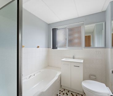 Charming 2-Bedroom Apartment with Lock-Up Garage in Prime Cronulla Location - Photo 1