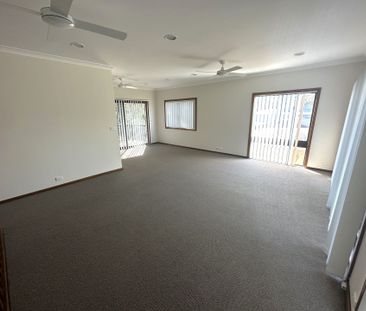 Lakeside Family Home - Photo 3