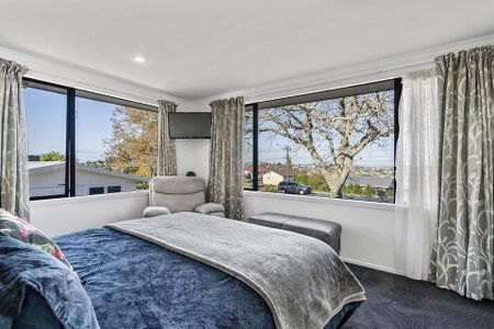 Great views, warm, 4 bdrm modern home in Sunnynook - Photo 5