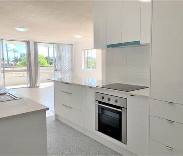 2 BEDROOM UNIT WITH WATER VIEWS – SURFERS PARADISE - Photo 4