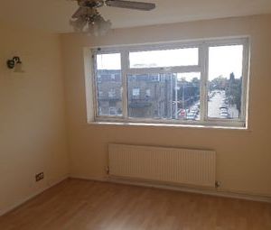 4 Bedrooms Flat to rent in Uxbridge Road, Hayes UB4 | £ 335 - Photo 1