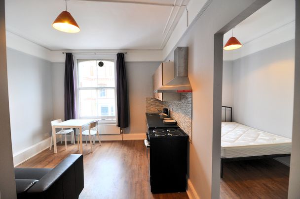 BILLS INCLUDED - Stunning One-Bedroom in High Street Kensington, London W8 - Photo 1