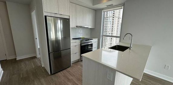 Burnhamthorpe/Confederation Brand New 2Bdrm Modern Kitchen Lrg Balcon - Photo 2