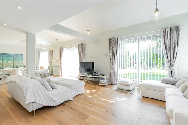 **Electricity included in the rent**Recently converted detached barn conversion in the picturesque and historic village of Wytham just 4 miles northwest of Oxford city centre. - Photo 1