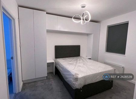 1 bedroom in a house share to rent - Photo 2