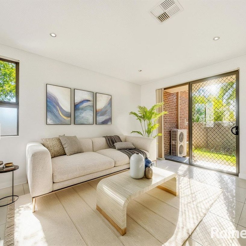 Contemporary, Charming & Convenient! - Photo 1