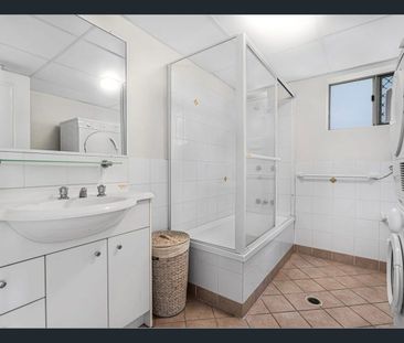 Stylish Greenslopes Living with Space to Spare! - Photo 6