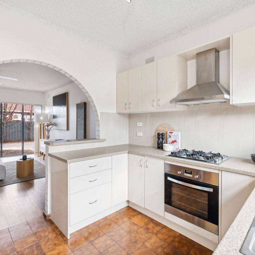 Stunning townhouse in excellent location & Renovated! - Photo 1