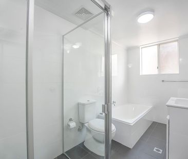 LARGE TWO BEDROOM APARTMENT - Photo 3