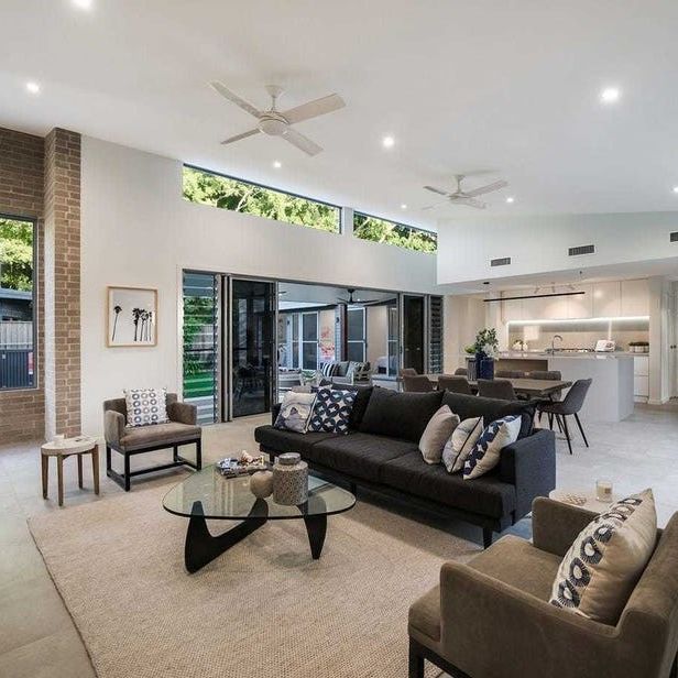 Spacious Family Home with Swimming Pool - Photo 1