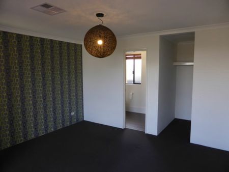 Modern Comfort Meets Convenience – Your Perfect Family Home Awaits! - BREAK LEASE - Photo 4