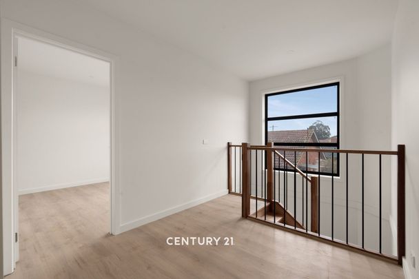 Brand New Town House in Prime Location! - Photo 1