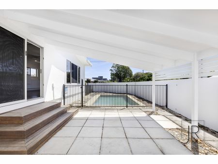 12 Poinciana Boulevard, Broadbeach Waters QLD 4218 - House For Rent | Domain - Photo 5