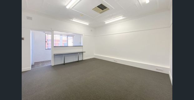 Spacious light filled apartment - Photo 1