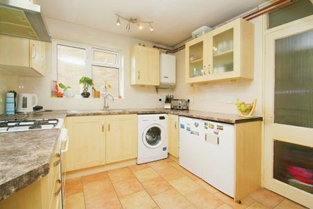 2 bed flat to rent in Laburnum Grove, Langley, SL3 - Photo 3