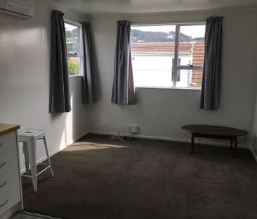 Chic 1BR Kilbirnie Flat w/ AC & Parking - Photo 1