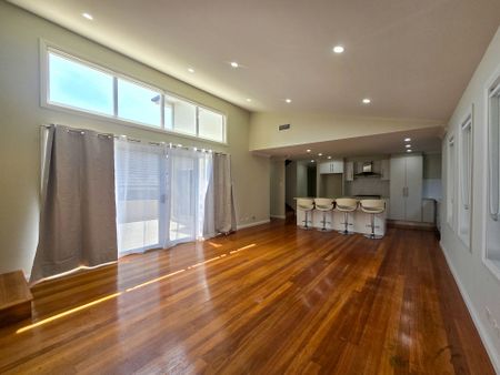 Stylish & Spacious Family Home in a Prime Campbelltown Location! - Photo 2