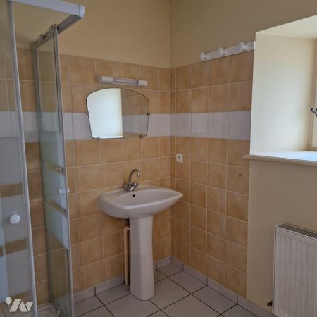 A LOUER, une maison de campagne avec terrain et garage comprenant au rez-de-chaussée: une entré... - Photo 4