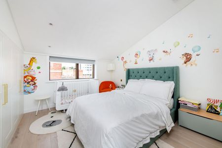 A beautifully presented house with underground parking and concierge, NW8. - Photo 5