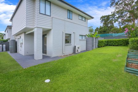 For Lease: Modern Townhouse in Prime Location - Photo 2