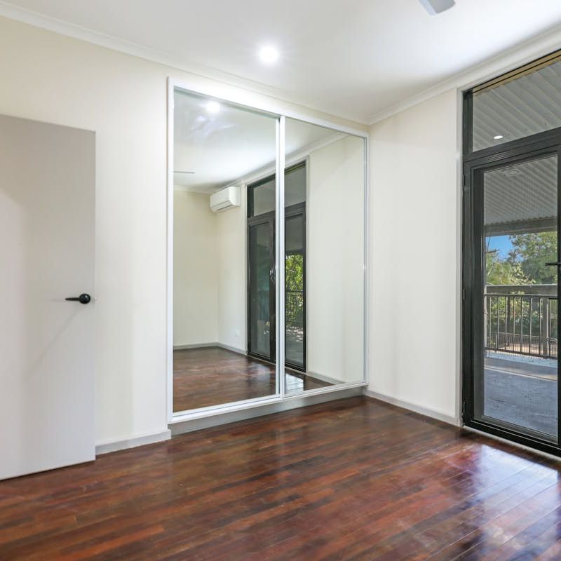 FAMILY HOME WITH POOL + SPLIT‑POWER FOR THREE DWELLINGS - Photo 1