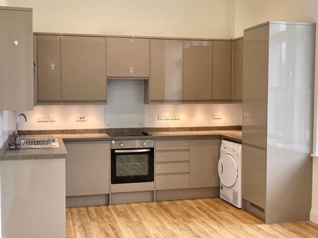 2 bedroom Flat To Let - Photo 3