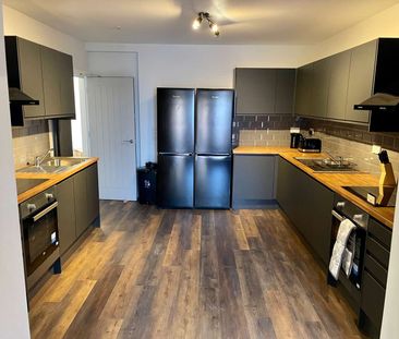 Queens Avenue Room 5 - Photo 4