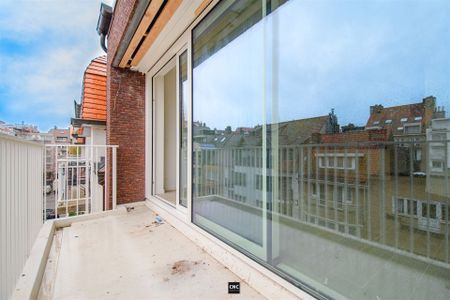 Zonnig en lichtrijk nieuwbouwappartement met 2 slaapkamers in het centrum van Knokke, in een zijstraat van de Dumortierlaan. - Photo 2