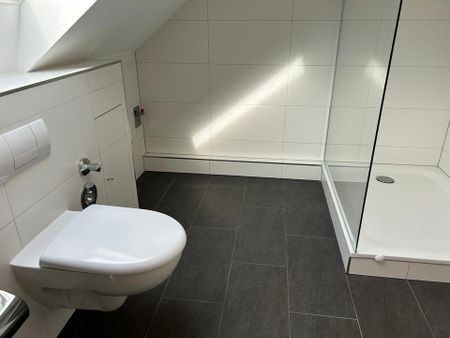 Wohnen in Vohwinkel. Schöne 2 Zi.-Dachgeschoss-Wohnung mit Küche, Diele, Duschbad & Stellplatz. - Photo 2