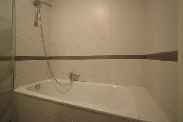 RUIM APPARTEMENT MET TWEE SLAAPKAMERS EN GARAGE - Foto 1