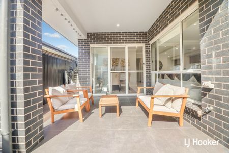 Beautiful 4 Bedroom Home - Great Location! 10.75kw solar panels to save on electricity - Photo 3