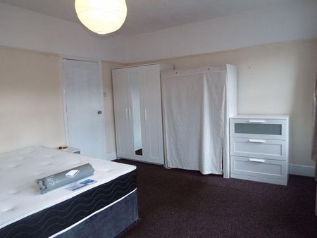 4 bedroom semi-detached house to rent - Photo 4