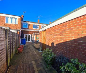 Pinewood Park, Farnborough, GU14 - Photo 4