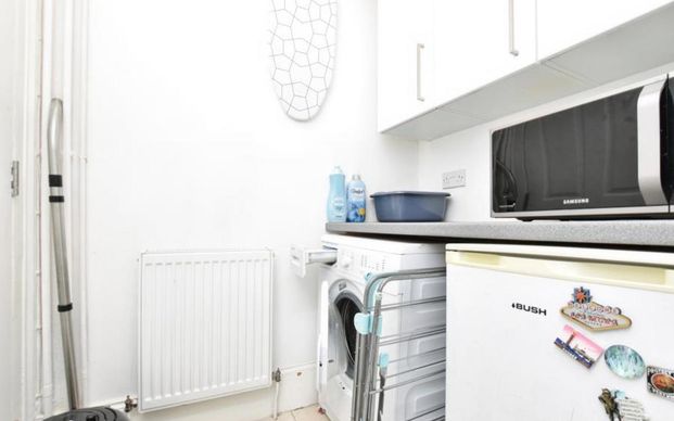 Proud to present this one-bedroom flat to let in popular Southville, offering an open-plan living space with river views, contemporary bathroom, communal parking, and excellent access to Wapping Wharf, Bristol Harbourside and local transport links. - Photo 1